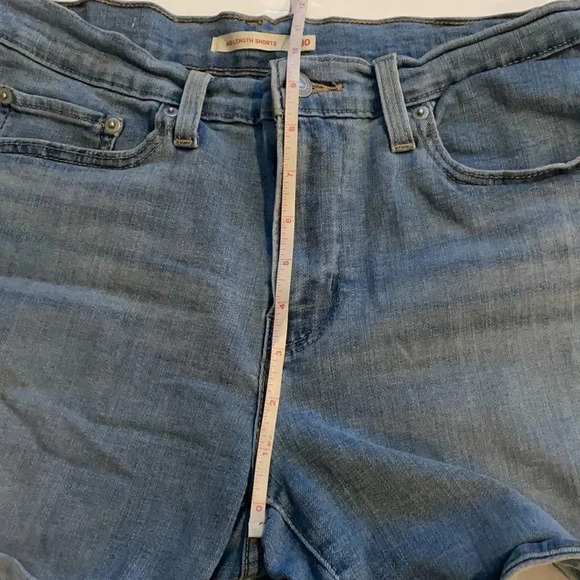 Levi’s mid length jean shorts Cuffed Light to medium wash Women’s size 30 - Picture 8 of 12